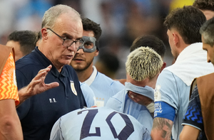 Thực hư tin tuyển Uruguay nổi loạn chống HLV Bielsa ở World Cup