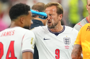 Chuyên gia cảnh báo: Nghỉ uống nước ở World Cup có thể tăng nguy cơ chấn thương
