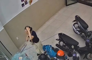Cô gái cụng đầu vỡ cửa kính cường lực