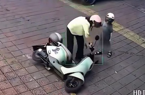 Bị ngã xe vì mải mê bấm điện thoại