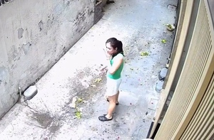 Cô gái quăng luôn rổ khi trổ tài vẩy rau