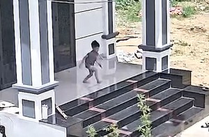 Bé trai tiếp đất bằng mông vì nghĩ mình là Người Nhện