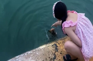 Chú chó khổ sở với cách giải cứu của cô chủ