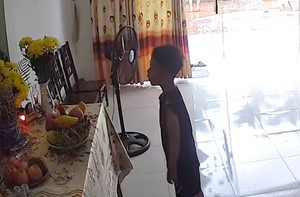 Nghẹn lòng khoảnh khắc cháu đứng trước di ảnh hỏi 'bà dậy chưa?'