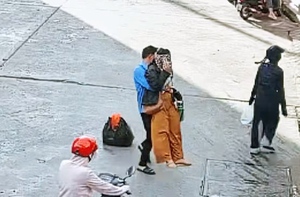 Chàng trai bế cô gái vào lề đường vì cản trở giao thông