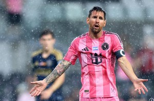 Messi nghỉ thi đấu 'vô thời hạn' sau sự ra đi của cha
