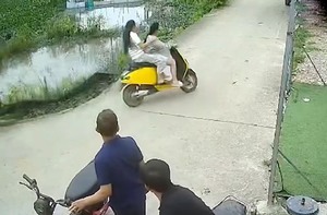 Hai cô gái ôm cua lao đi như một cơn gió rồi 'hạ cánh' xuống ao