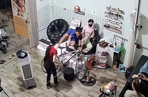 Bé trai phóng xe đạp vào tiệm nail nhanh như một cơn gió