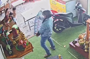 Tên trộm xếp ngay ngắn 6 thùng bia vào chỗ cũ khi gặp chủ nhà
