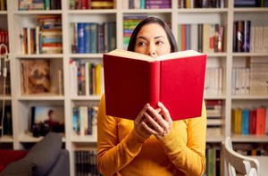 Người trẻ mua sách cũ theo mét để... trang trí