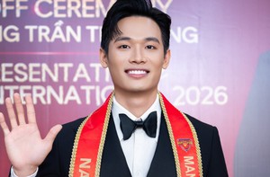 Nam vương Tiến Dũng mang áo dài ngũ thân thi Manhunt International 2026