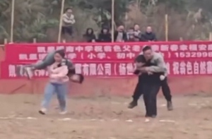 'Giàu vì bạn, sang vì vợ' là đây!