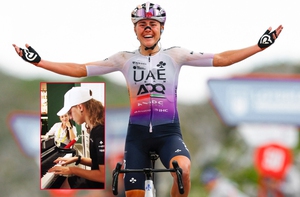 Tay đua gây sốt với tài chơi đàn piano ở Tour de France Femmes