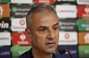 Bị cổ động viên ném chai trúng đầu, HLV Fenerbahce từ chức sau trận đấu