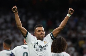 Mbappe lập cú đúp giúp Real Madrid san bằng điểm số với Barca