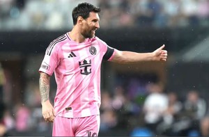 Ronaldo 'đứng hình' ở 979 bàn, Messi ghi bàn thắng thứ 928