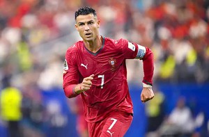 HLV tuyển Bồ Đào Nha cảnh báo Ronaldo: 'Nếu đá không tốt sẽ phải ngồi ngoài'