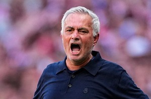 HLV Mourinho nổi giận chỉ trích trọng tài sau trận thua Atletico
