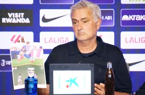 Mourinho dùng cách đặc biệt để chỉ trích trọng tài