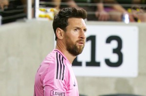 Messi lại 'vẽ' siêu phẩm từ góc không tưởng