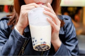 Vì sao dân văn phòng cứ xế là 'cái mỏ giựt giựt' muốn uống... trà sữa?