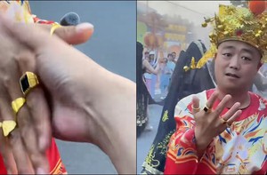 'Hoàng thượng' chắp tay xin lại nhẫn sau cú bắt tay chào du khách
