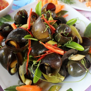 Ốc bươu Bàu Nghè, nước chè Phú Thượng