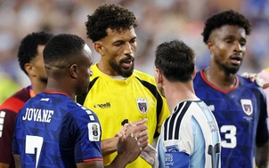 Messi và Vozinha nói gì trong lúc ôm nhau sau trận?