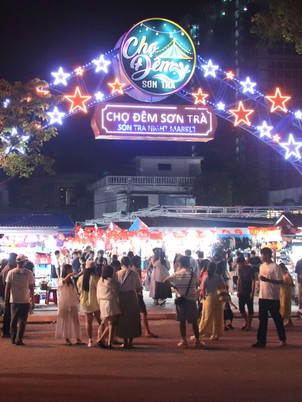 Du khách thích thú khám phá chợ đêm Sơn Trà