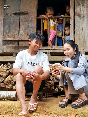 Vượt núi Ngọc Linh, 'cõng' hành chính số vào làng