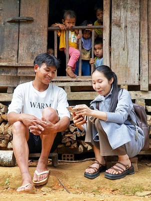 Vượt núi Ngọc Linh, 'cõng' hành chính số vào làng