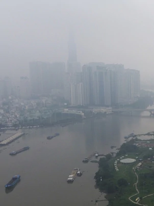 Mây mù dày đặc ở trung tâm TP.HCM, Landmark 81 ẩn hiện trong sương