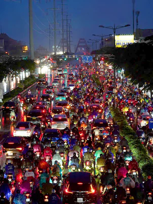 Dòng xe ken đặc trên đường Phạm Văn Đồng, hướng về sân bay Tân Sơn Nhất