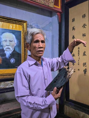 Phủ thờ Ông hoàng thi ca triều Nguyễn xuống cấp, phải dùng xích sắt giữ khung gỗ