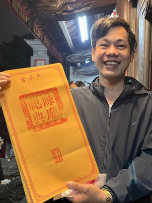 Người dân, du khách trắng đêm chờ xin ấn đền Trần