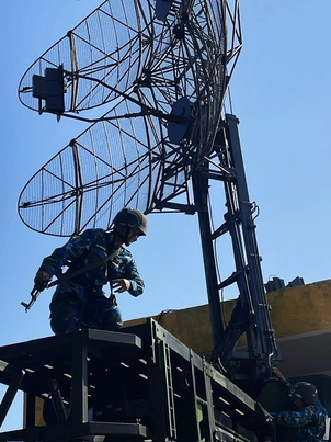 Bộ đội ra đa mở máy canh bầu trời Tổ quốc ở Quảng Ngãi