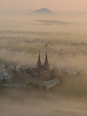 Bảo Lộc: 'Ốc đảo' sương giăng giữa mùa nắng gắt