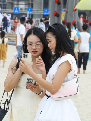 Hàng ngàn du khách đổ về biển Đà Nẵng dịp nghỉ lễ Giỗ Tổ