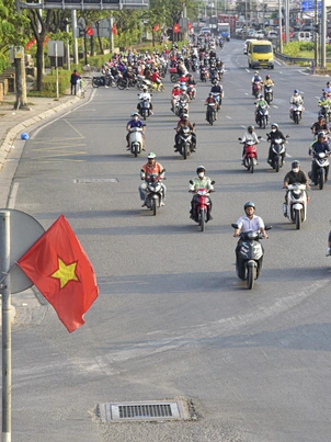 TP.HCM: Người dân trở lại sau kỳ Giỗ Tổ, cửa ngõ phía tây thông thoáng