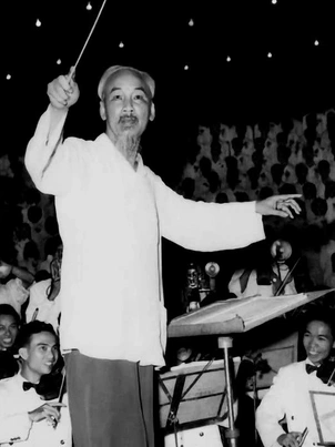 Nhìn lại ‘51 năm bản hùng ca đất nước’ qua những bức ảnh xúc động