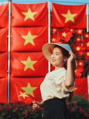 Giới trẻ Đà Nẵng nô nức diện áo dài, duyên dáng chụp ảnh chào mừng lễ 30-4