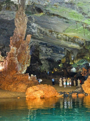 Du khách tấp nập ngược sông Son vào động Phong Nha giữa cao điểm nắng nóng