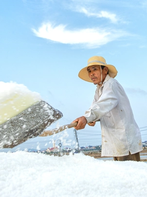 Diêm dân 'cõng nắng' mưu sinh trên cánh đồng muối cuối cùng dưới chân đèo Ngang