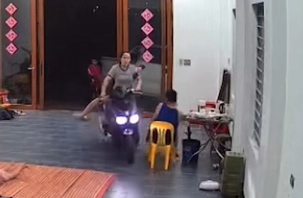 Chồng hú hồn chim én khi thấy vợ dắt xe máy vào nhà một nốt nhạc