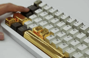 Công ty 'nhà người ta' tặng nhân viên phím bấm 10 chỉ vàng