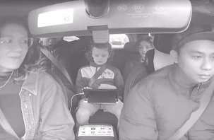 Bác tài đầu tư âm thanh thông báo trong xe cứ như trên máy bay khiến khách Tây trầm trồ