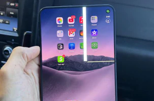 iPhone Duo lỗi màn hình gập chỉ sau vài giờ bóc seal