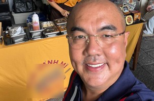 MC 'Vợ chồng son' Quốc Thuận bán bánh mì vỉa hè