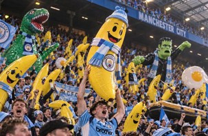 CĐV Man City sẽ mang cả ‘vườn chuối’ đến Anfield