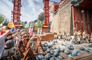 Khách du lịch 'xuyên không', nhập vai 'đánh trận' như thật